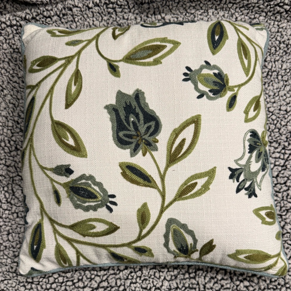 Two decorative pillows with green/blue tulip design. - Picture 2 of 5
